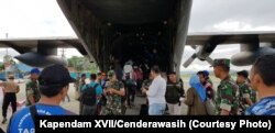 Ratusan pengungsi yang kembali ke Wamena melalui Apron Base Ops Lanud Silas Papare, Rabu (30/10). (Foto: Kapendam XVII/Cenderawasih)