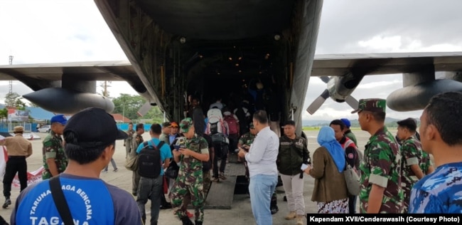 Ratusan pengungsi yang kembali ke Wamena melalui Apron Base Ops Lanud Silas Papare, Rabu (30/10). (Foto: Kapendam XVII/Cenderawasih)
