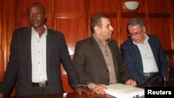 نصرالله ابراهیمی و عبدالحسین قلی صفایی، روز پنجشنبه در حالی که دستبند به آنها زده شده بود، همراه راننده خود در دادگاهی در کنیا حاضر شدند.