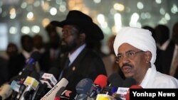 Presiden Sudan Omar al-Bashir (kanan) dan Presiden Sudan Selatan Salva Kiir, pekan lalu menandatangani kesepakatan untuk mengakhiri konflik (foto: dok). 