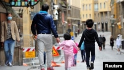 Người dân Ý đi lại bình thường trong thời gian đóng cửa vì virus corona lây lan, tại Florence, Ý, ngày 1/5/2020..