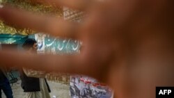د زیارت، پنجشنبې، په ورځ په کابل کې د احتجاج په وخت یو طالب وسله وال د یو خبریال په کېمره لاس ږډی
