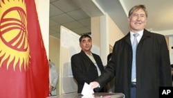 Kyrgyzstan's former prime minister and presidential candidate Almazbek Atambayev casts his ballot at a polling station in the capital, Bishkek, October 30, 2011.