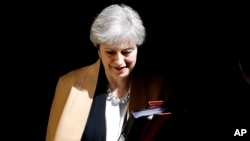 PM Inggris, Theresa May, meninggalkan kediaman resminya di 10 Downing Street, London untuk menjawab pertanyaan anggota House of Parliament hari Rabu, 19 April 2017 (foto: AP Photo/Frank Augstein)