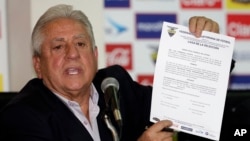 L'ancien président de la Fédération équatorienne de football (FEF) Luis Chiriboga, présente un document au cours d’une conférence de presse à Quito, Equateur, 1er juin 2015. 