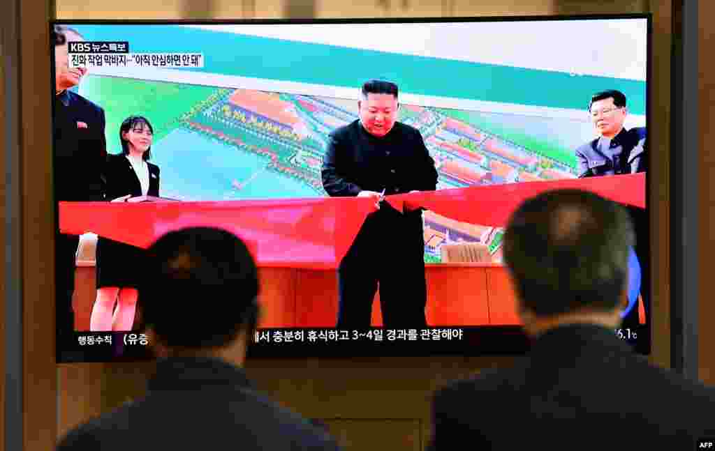 Watu wakiangalia televisheni inayoonyesha kiongozi wa Korea Kaskazini Kim Jong Un akihudhuria Tafrija ya kukamilika kwa ujenzi wa kiwanda cha mbolea cha Sunchon, katika stesheni ya reli huko Seoul Mei 2, 2020. Kiongozi huyo wa Korea amejitokeza tena kwa mara ya kwanza baada ya wiki tatu, vyombo vya habari vimeripoti Mei 2, baada ya uvumi mkubwa kura Kim alikuwa mgonjwa sana au kunauwezekano kuwa amekufa.(Photo by Jung Yeon-je / AFP) 