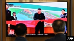 韩国首尔民众在一个火车站观看朝鲜领导人金正恩出席平安南道顺天市一座新化肥厂竣工典礼的电视画面。