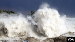 Gelombang tsunami Jepang yang terjadi Maret tahun lalu (foto: dok) "menghanyutkan" kapal nelayan Jepang hingga ke Kanada lebih dari setahun kemudian.