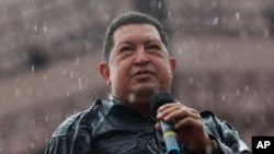 On ignore si le président Hugo Chavez, actuellement soigné à Cuba, sera présent pour son investiture