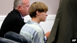 Dylann Roof (21 tahun) saat menghadiri pembacaan dakwaan dalam sidang di Charleston, South Carolina (16/7). 