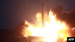 북한이 6일 신형전술유도탄 발사에 성공했다며 공개한 발사 장면 사진. 