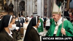 Pope Francis with former Mali captive nun Gloria Cecilia Narvaez