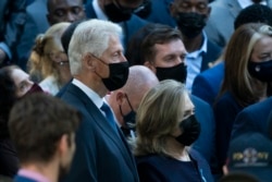 New York'taki törene katılan eski Başkan Bill Clinton ve eşi Hillary Clinton