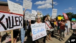 Warga AS melakukan unjuk rasa di depan kantor dokter gigi Walter Palmer di Bloomington, Minnesota yang membunuh singa "Cecil" di Zimbabwe (29/7).