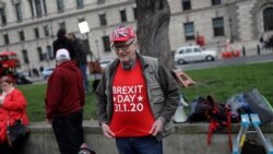Un hombre posa con para una foto en la plaza del Parlamento en Londres, en el día del Brexit, el viernes, 31 de enero de 2020.