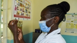 Seorang suster bernama Pamela Ombok tampak menyiapkan vaksin anti malaria untuk balita di klinik kesehatan Ibu dan Anak di Gem, Siaya, Kenya, pada 7 Oktober 2021. (Foto: Reuters/James Keyi)