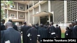 Des avocats au Palais de la Justice à Abidjan, Côte d’Ivoire, mai 2018. (VOA/Ibrahim Tounkara) 