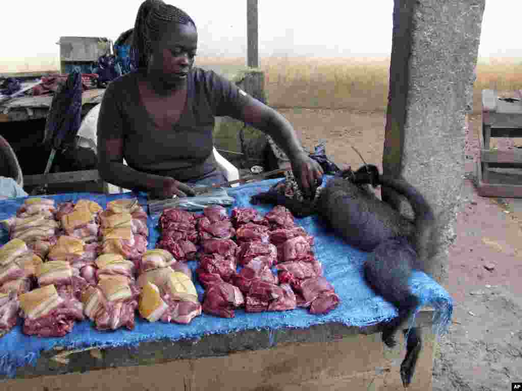 Une commerçante a sur son étalage du sanglier, de l&rsquo;antilope, et du singe qu&rsquo;elle vent dans un marché du Gabon, photo prise en décembre 2007. 