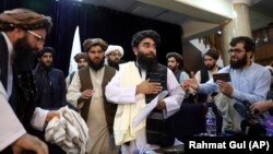 طالبان کے ترجمان ذبیح اللہ مجاہد گزشتہ ہفتے پہلی بار منظرِ عام پر آئے تھے۔ (فائل فوٹو)