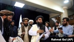 塔利班发言人穆贾希德在喀布尔首次举行记者会（2021年8月17日）