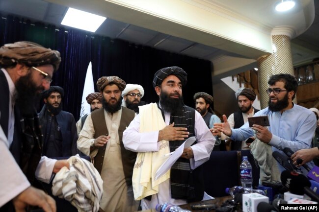 ذبیح اللہ مجاہد کابل پر طالبان کے قبضے کے بعد منظرِ عام پر آئے تھے۔ (فائل فوٹو)
