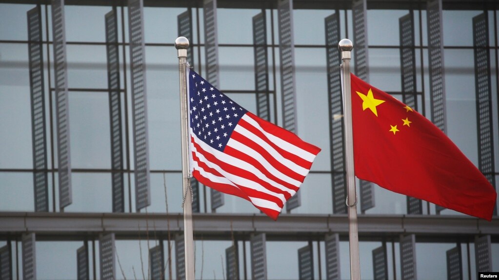 美中国旗在一家美国公司驻北京的办公楼外飘扬。（2021年1月21日）(photo:VOA)