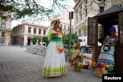 Tour guide Nichdaly Gonzalez puts on some makeup as she waits for cruise ship tourists in Havana, Cuba, June 5, 2019.