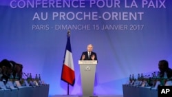 Menlu Perancis Jean-Marc Ayrault menyampaikan pidato kepada para delegasi pada pembukaan konferensi perdamaian Timur Tengah pada hari Minggu (15/1). Paris, Perancis. (foto: Thomas Samson/Pool Photo via AP)