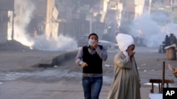 Suasana setelah pasukan keamanan menembakkan gas airmata untuk membubarkan demonstran presiden terguling Mesir Mohammed Morsi, di Kairo, Desember 2013. (AP/Mohamed Osam)