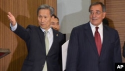 Rep. of Korea Minister of National Defense Kim Kwan-jin and U.S. Secretary of Defense Leon Panetta at the Ministry of National Defense, October 28, 2011.