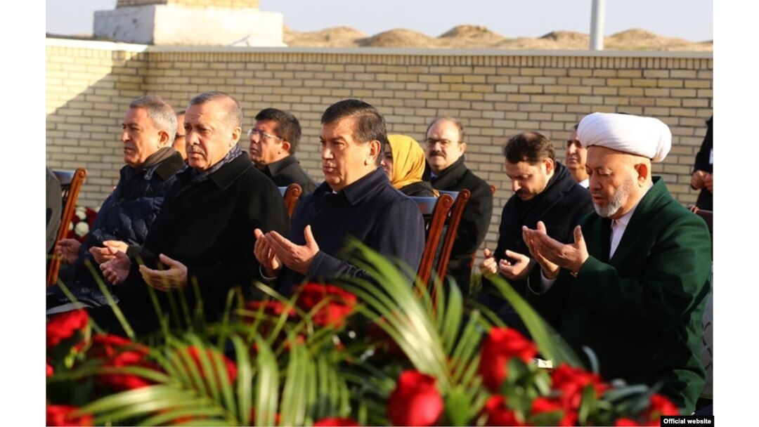 Turkiya Prezidenti Rajab Toyib Erdog'an va O'zbekiston muvaqqat prezidenti Shavkat Mirziyoyev Islom Karimov haqqiga duo qilmoqda, Samarqand, O'zbekiston, 18-noyabr, 2016-yil.