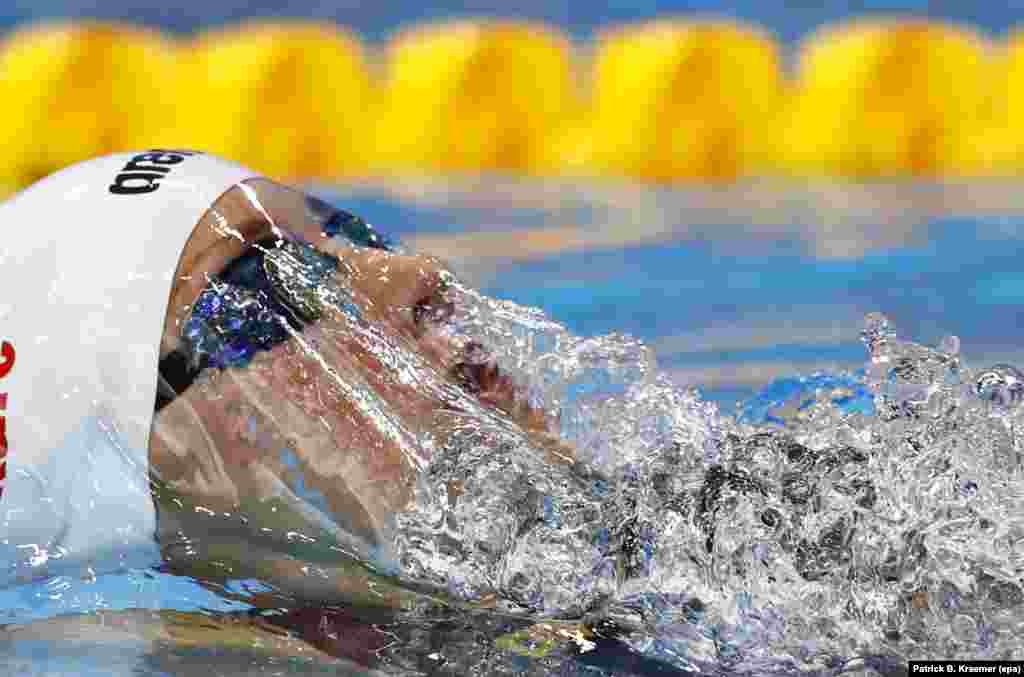 Katinka Hosszu da Hungria participando na prova de 200 metros costas femininos no campeonato europeu de natação em Londres.