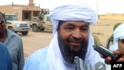 Le chef de la principale alliance jihadiste du Sahel, liée à Al-Qaïda, le Touareg malien Iyad Ag Ghaly, dirigeant d'un des groupes islamistes qui s'étaient emparés de tout le nord du pays en 2012, à l'aéroport de Kidal, dans le nord du Mali, 7 août 2012. 