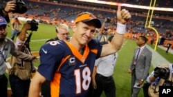 El mariscal de campo de los Broncos de Denver, Peyton Manning, saluda al final del partido contra los 49ers.