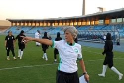 Pelatih Jerman Monika Staab memimpin sesi pelatihan untuk Tim Nasional Sepak Bola Wanita Saudi yang baru dibentuk di Stadion Pangeran Faisal bin Fahd di Riyadh, 2 November 2021. (AFP)