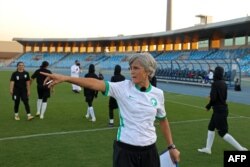 Pelatih Jerman Monika Staab memimpin sesi pelatihan untuk Tim Nasional Sepak Bola Wanita Saudi yang baru dibentuk di Stadion Pangeran Faisal bin Fahd di Riyadh, 2 November 2021. (AFP)
