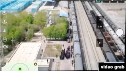 一段中国新疆警方运送囚犯的视频截图