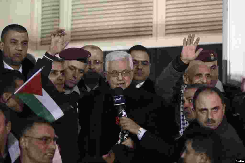 Palestinian President Mahmoud Abbas (C) speaks as he welcomes Palestinian prisoners released by Israel, in the West Bank city of Ramallah, Dec. 31, 2013.