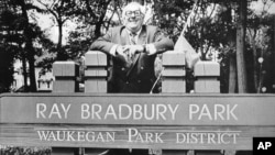 ری بردبری در مقابل پارکی در واکه گان که به نام او نامگذاری شده است. او در داستان «گل قاصدک» از زمان کودکی اش که در این پارک بازی می کرد یاد کرده است. 