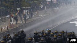 Les policiers face à des protestants lors d'une manifestation en marge d'une marche pour le rassemblement annuel des travailleurs à Paris, le 1er mai 2018.