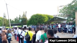 Une queue de requérants devant le service des passeports à 11h29, Lomé, le 14 octobre 2019. (VOA/Kayi Lawson)
