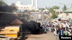 La fumée s'élève après un suicide explosion d'une bombe à Gombe 1er Février 2015