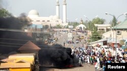 Khói bốc lên sau một vụ nổ bom tự sát ở Gombe, Nigeria. Bạo động đang trên đà gia tăng ở Nigeria trong lúc cuộc bầu cử Tổng thống sắp diễn ra vào ngày 14 tháng 2.