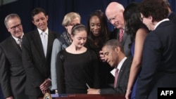Барак Обама подписывает закон о патентах