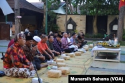 Bupati Bantul Suharsono (mengangkat tangan, berdoa) hadir pada kenduri lintas iman di gereja Ganjuran sementara Warsito (memegang mikrofon) memimpin doa mewakili ummat Islam (foto VOA/Munarsih Sahana)