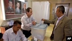 A man casts his vote during the presidential election in Damascus, Syria, June 3, 2014. 