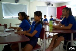 Students listen during a presentation on creating web slideshows during a class at the Liger Learning Center. (Dene-Hern Chen for VOA News)