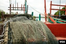 Fishing net on a docked boat near Teuk Chhou bay area, in Kampot province, on October 3, 2021. (Sun Narin/VOA Khmer)