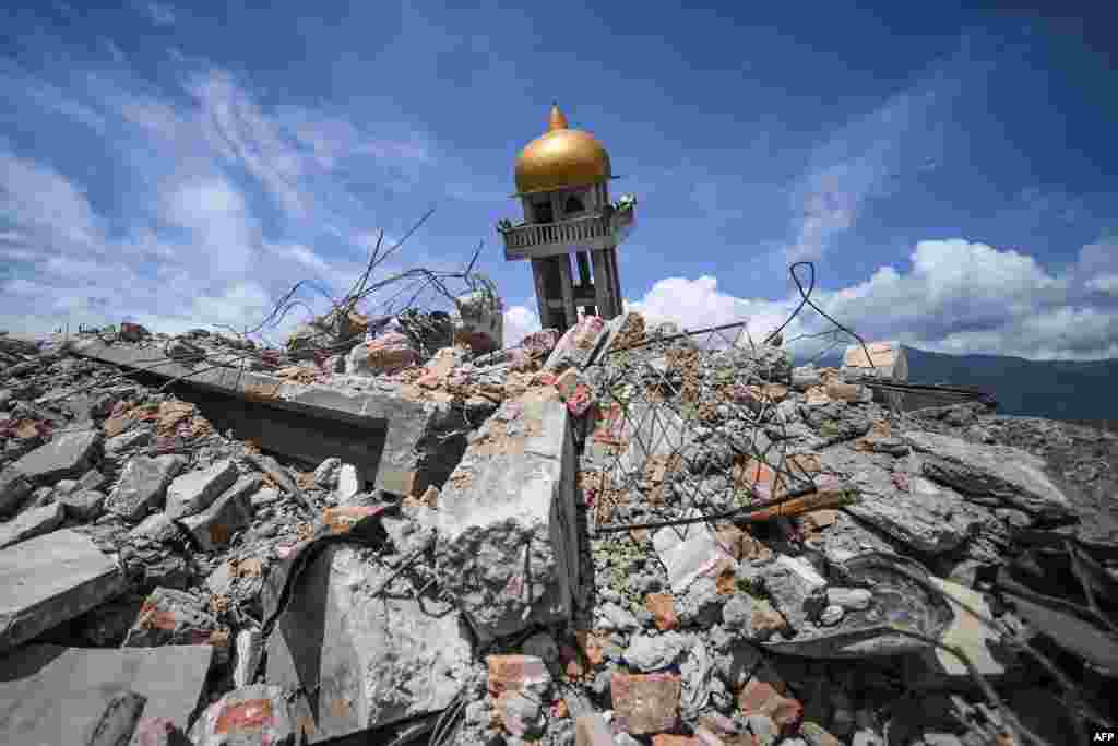 بخشی از بنای فروریخته یک مسجد در پی وقوع زلزله و سونامی در شهر پالو در جزیره سولاوسی در شمال اندونزی
