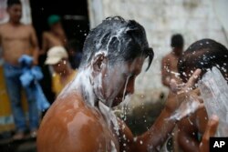 Central American migrants, part of the caravan hoping to reach the U.S., take a bath in Isla, Veracruz state, Mexico, Nov. 3, 2018.